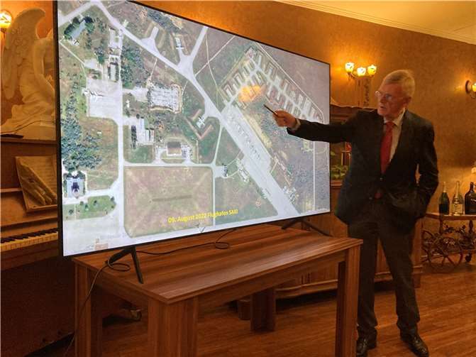 Anhand von Lagekarten und anschaulichen Fotografien aus dem Kriegsgebiet stellte Ramms den Ukrainekrieg dar.