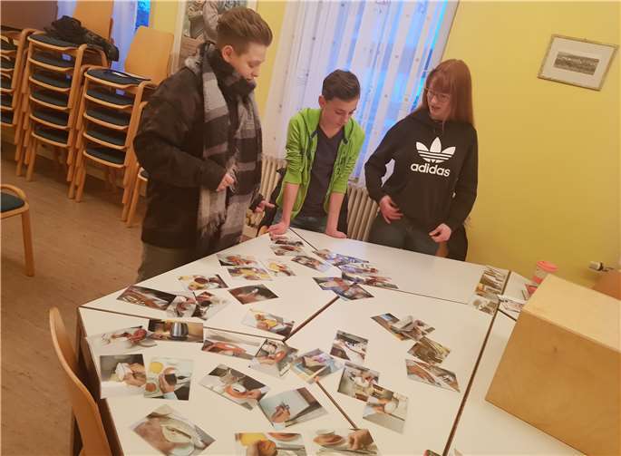 Anhand von gut gemischten Fotokarten sollten die Konfirmanden ein Frühstück für eine Person vorbereiten.Foto: Pflegestützpunkt Bad Ems