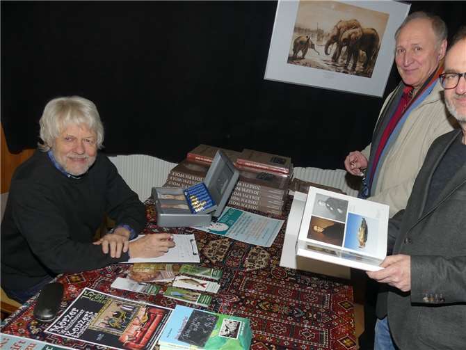 Anhand von zahlreichen Nachschlagewerken konnte man sich über den berühmten Maler Joseph Wolf informieren. Fotos: TE