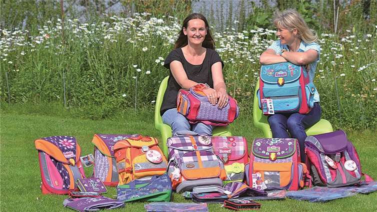 Ania Siwik (links) und Susanne Graf-Lindner werden die Ranzen, Mäppchen und Sportbeutel an Flüchtlingskinder für einen guten Schulstart weitergeben. privat