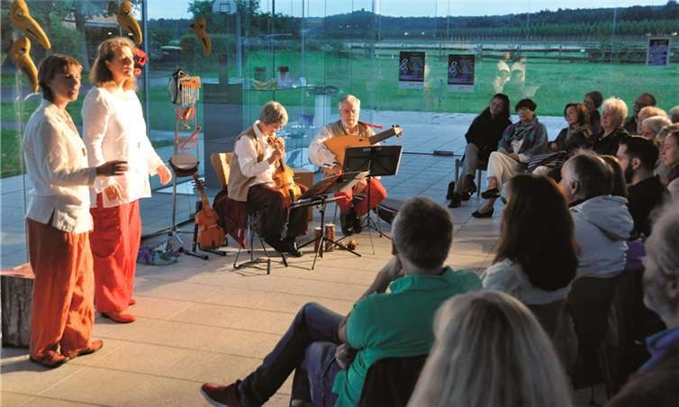 Anika Brockmann und Irene Scheuffele vom Ensemble Lautspuren: Gedichttheater mit Tomburg-Blick in der Rheinbacher Veranstaltungsreihe KULTURPAVILLON.privat