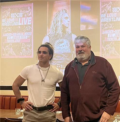 Anil Marik (links) traf im Rahmen des Wrestling-Pressetages auch Mendigs Stadtbürgermeister Achim Grün.  Foto: von Hoffmann