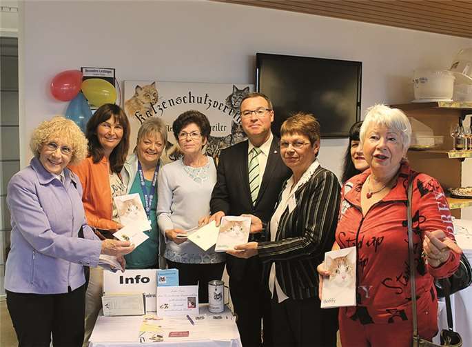 Anita Andres übergibt ein Bobby-Buch an die Bundestagsabgeordnete Mechthild Heil. Sie verspricht: Ich werde es Angela Merkel übergeben. Mit dabei auch der Landtagsabgeordnete Horst Gies (beide CDU). RERE