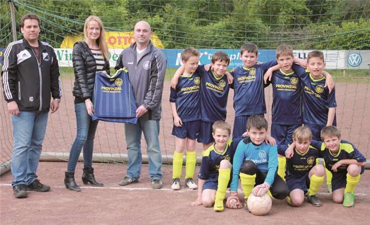 Anita Dautzenberg übergibt die Trikots an die E2-Jugend. privat