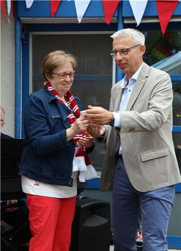Anita Fuss mit Herrn Lützen, dem Verwaltungsleiter der katholischen Kirchengemeinde St. Martin in Rheinbach. Foto: privat