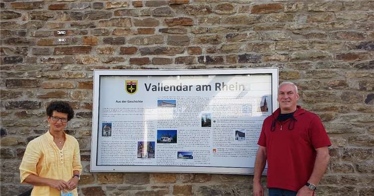 Anita Herr (Vorsitzende des Verkehrsverein Vallendar e.V.) und Fred Pretz (Bürgermeister der Verbandsgemeinde Vallendar) bei der Übergabe der neuen Informationstafel am Rathaus der Verbandsgemeinde Vallendar. Quelle: Verbandsgemeinde Vallendar