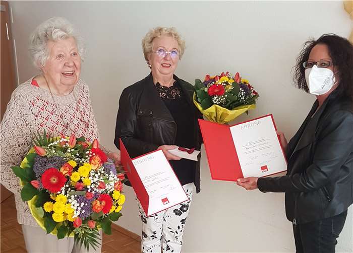 Anita Jahn, die Mutter, wurde für 30 Jahre und ihre Tochter Regine Behr-Kollosche, die Tochter, für 50 Jahre in der SPD geehrt.Foto: privat
