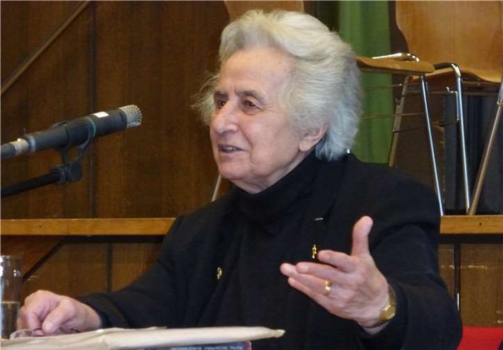 Anita Lasker-Wallfisch las aus ihrem Buch „Ihr sollt die Wahrheit erben“. Zahlreiche Fragen der Schülerinnen und Schüler des Eichendorff-Gymnasiums zeugen von der großen Aufmerksamkeit, der sich die Zeitzeugin bewusst sein konnte.Privat