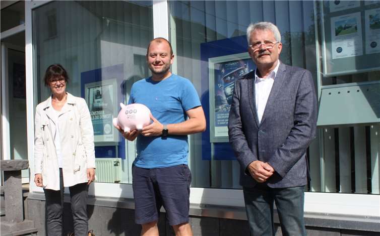 Anita Ludwig, Manuel Jung und Hans-Peter Knossalla (von links) bei der Spendenübergabe. Foto: Hospizverein