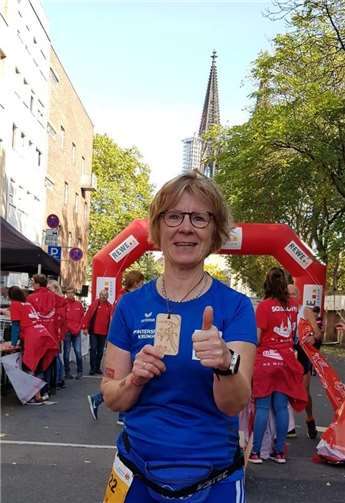 Anita Massion, im Hintergrund der Dom.