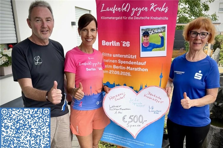 Anita Massion und Frank Schäfer von der LG Laacher See überreichten Anja Hetger (Bildmitte) einen Scheck zugunsten der Deutschen Krebshilfe.