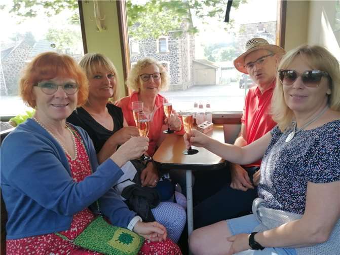 Anita Massion (v. l.) feiert ihren Geburtstag mit den Lauf- und Walkingfreunden der LG Laacher See.  Foto: N. Frantzen