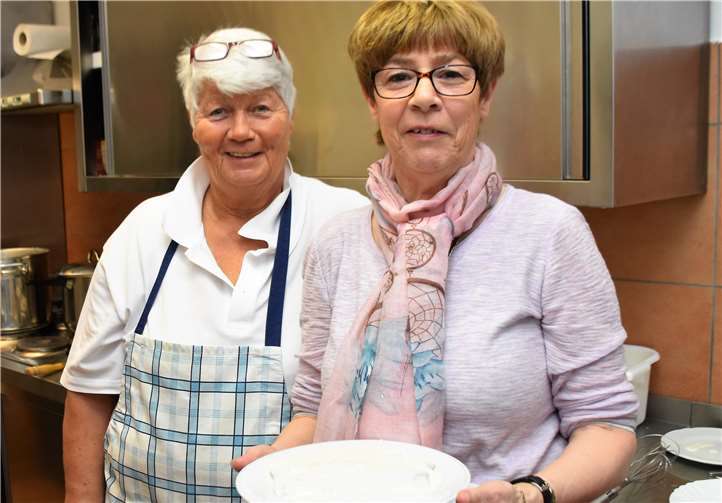 Anita Neumann und Monika Becker sorgen schon seit Jahren für das leibliche Wohl beim Fischessen.