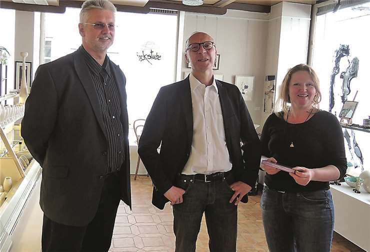 Anja Bogott ( 1.v.r.) konnte Kulturdezernent Detlev Knopp (Mitt)e) in der „Kunst backstube“ begrüßen.