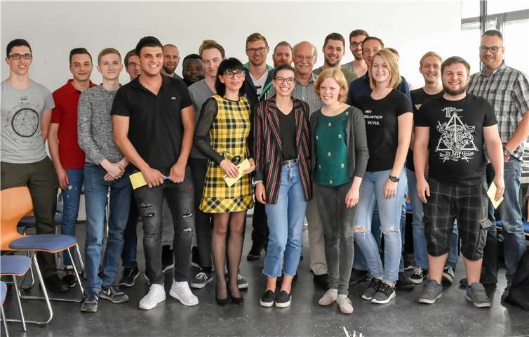 Anja Bolza-Schünemann und Sarah Ben Bornia, Theaterpädagoginnen des Stadttheaters Koblenz, unterstützten die Studierenden bei der Nachbesprechung des Theaterstücks „Dr. Atomic“. Foto: Hochschule Koblenz/Lisek