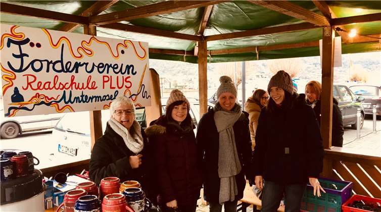 Anja Daheim, Isabella Steffes, Nadine Wagner und Annabell Hoffbauer (v. .) verkauften am Stand des Fördervereines der Realschule plus und Fachoberschule Untermosel warme und kalte Getränke. privat