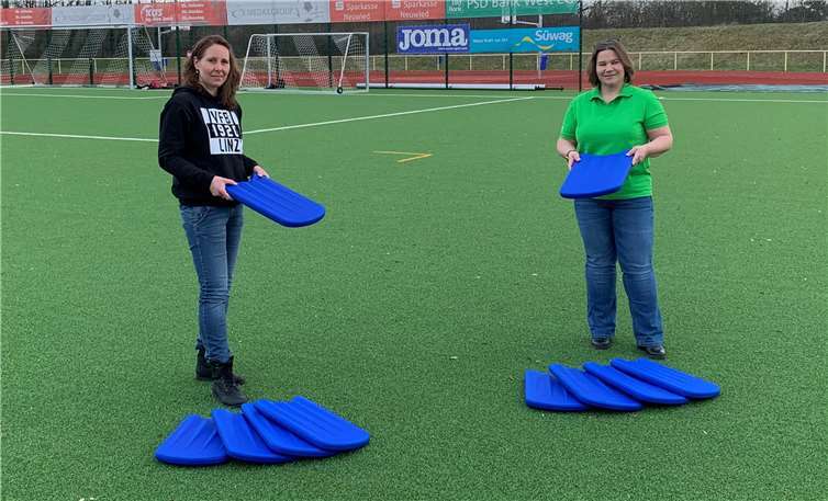 Anja Fossemer-Rotbrust (rechts) freute sich über die Schwimmbretter aus den Händen von Daniela Baumann. Fotos: privat