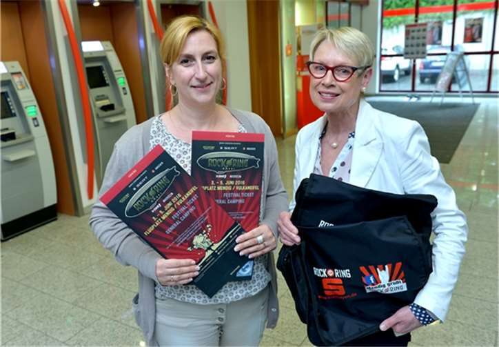 Anja Geisbüsch erhielt die Rock am Ring Tickets von KSK-Beraterin Angelika Schüller. privat