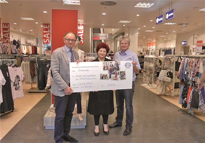 Anja Köberle, Leiterin der C&A Filiale in Andernach bei der Übergabe der Spende. privat