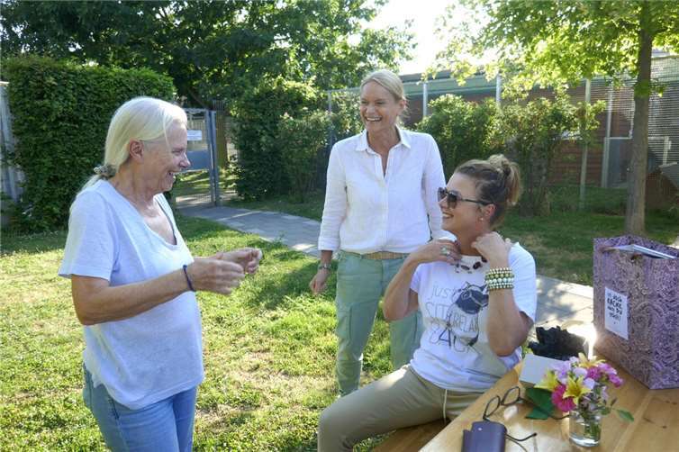 Anja Kreuter freut sich riesig über die Abschiedsgeschenke für ihre langjährige Arbeit im Vorstand. Foto: privat