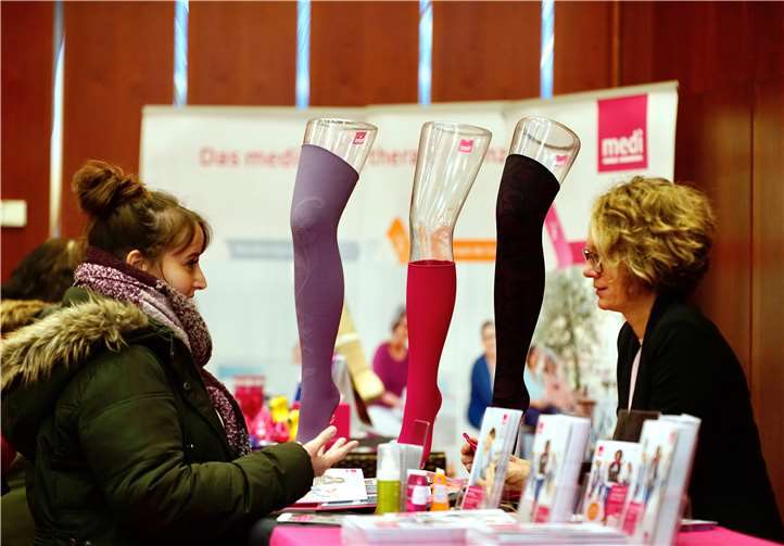 Anja Kreuz der Fa. „medi“ im Beratungsgespräch.