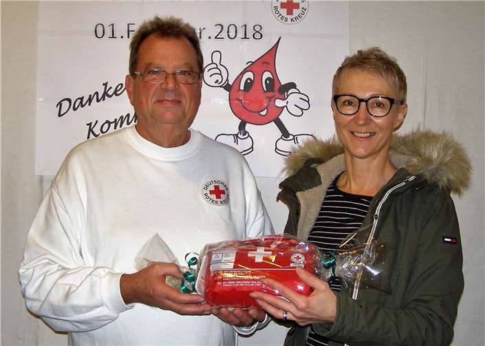 Anja Lasthaus erhielt einen Autoverbandskasten, da sie die 75. Tagesspenderin war. privat