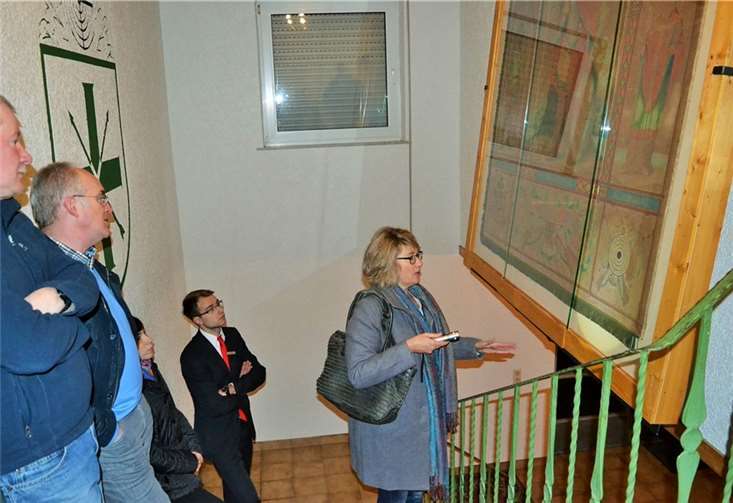 Anja Lienemann erklärt die Figuren und Symbole auf der Gründervereinsfahne.