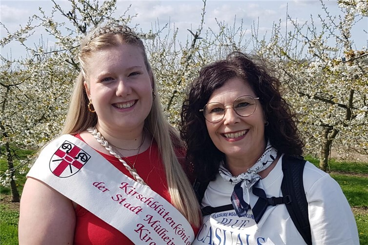 Anja Maier (rechts) ist mit Recht Stolz auf ihre Tochter, die als Kirschblütenkönigin Kira I. eine hervorragende Repräsentantin des heimischen Obstanbaus ist. Im Mai wird ihre Nachfolgern bekanntgegeben.