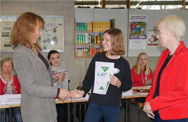 Anja Meier (zweite Stellvertreterin) gratuliert der Siegerin des Vorlesewettbewerbs Lilly Schröder vom PJG, unterstützt von Anja Holland, der Koordinatorin des Wettbewerbs (rechts im Bild), und der Jury (im Hintergrund). Fotos: Peter-Joerres-Gymnasium Ahrweiler