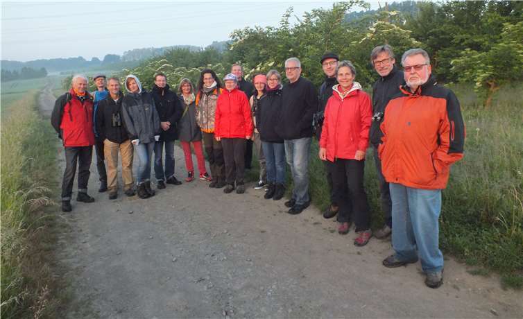 Anja Müller und Oliver Hartmann mit 20 Teilnehmern beim Beobachten und Lauschen der Vögelvielfalt in Kettig.privat