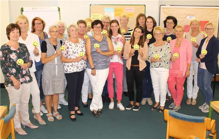 Unternehmerfrauen lernten, wie man Fehler zu Helfern macht Anja Piroth von der IKK Südwest (vordere Reihe, Fünfte von links) inmitten gut gelaunter Unternehmerfrauen.