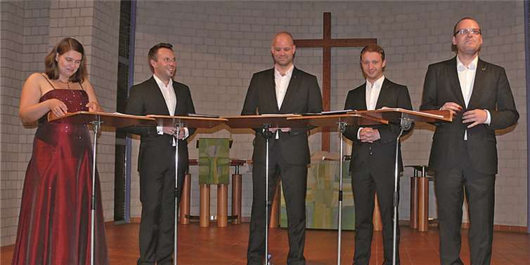 Anja Pöche (Sopran), Tobias Pöche (Tenor), Joe Rösler (Bass), Ludwig Böhme (Bariton) und Sebastian Krause (Countertenor) in der Friedenskirche Meckenheim. privat