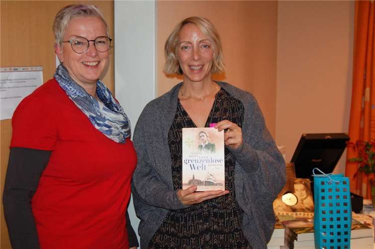 Anja Roos vom Büchereileitungsteam verabschiedete die Autorin Sonja Roos (nicht verwandt oder verschwägert) von Board der Bücherei Holler/Untershausen hinaus in die „grenzenlose Welt“. Foto: privat