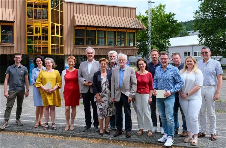 Anja Sander (3. von links), Gundi Kontakis (4. von links), Joachim Willemsen (5. von links), Mechthild Riske (6. von links), Gerhard Lügger (7. von rechts), Gudrun Stemmler (6. von rechts) und Holger Waldecker (4. von rechts).  Foto:privat