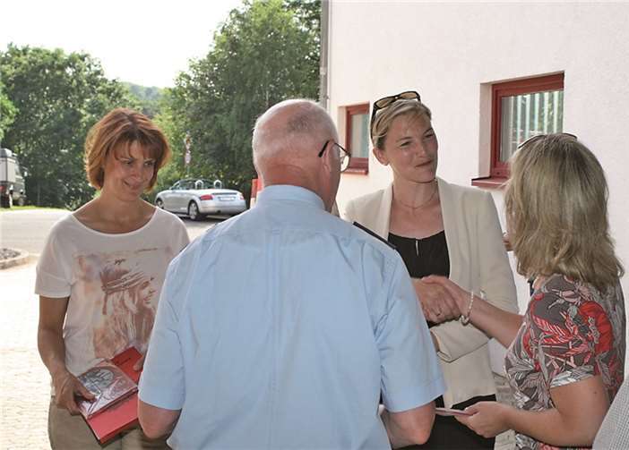 Anja Schäfges (Fa. Schäfges) und Monika Strobel (Fa. Curanum) nahmen die Förderschilder „Partner der Feuerwehr“ für ihre Betriebe entgegen.