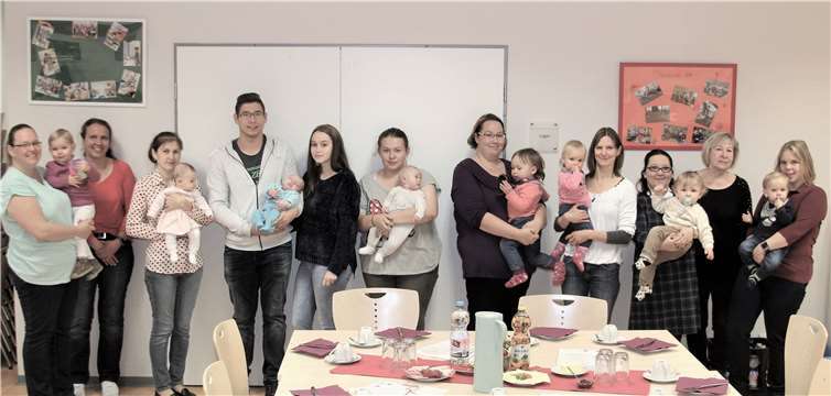 Anja Zeitz (2.v.l.) und Elena Oplatschkin (2.v.r.) mit Müttern, Vätern und ihren Kindern im Haus der Familie.  Georg Schuch