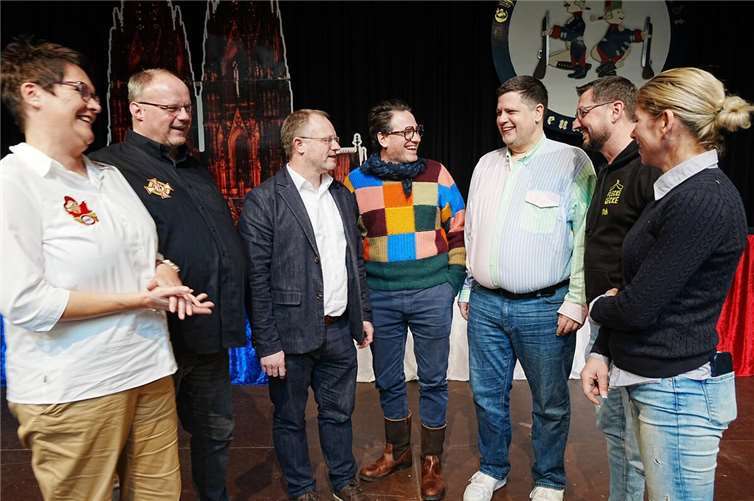 Anke Baugut (MV Engers), Ansgar Schunkert (GEK), OB Jan Einig, Schauspieler Boris Weber, Jens Becker, Maik Fischer und Mareike Mayer freuen sich über die große Resonanz der Benefizveranstaltungen.  Fotos: FF