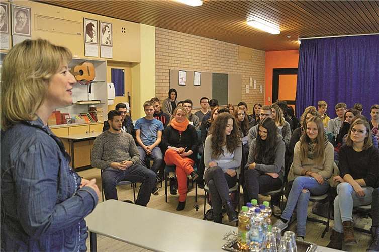 Anke Beilstein sprach mit Neunt- und Zehntklässlern der Konrad-Adenauer-Schule über den 9. November, den Schicksalstag der Deutschen. TT