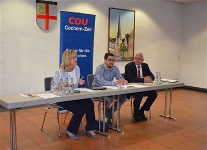 Anke Beilstein und Peter Bleser (re.) diskutierten mit Simon Schlichter und Bürgern über das Thema „Für gute Arbeit und gute Löhne“.CDU