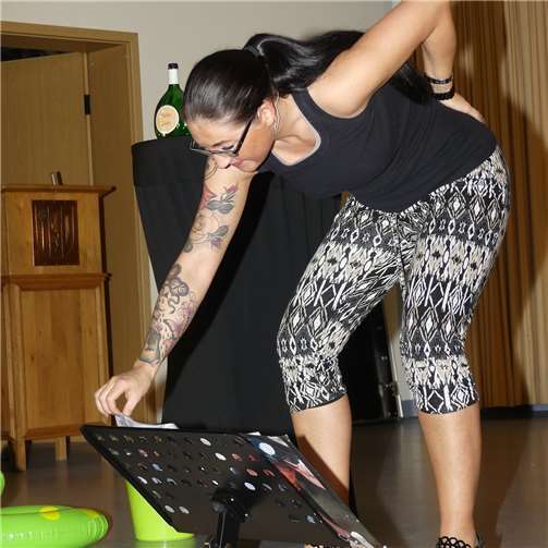 Anke Brausch hat es mit dem Rücken, während es ihrem rustikalen Mundwerk wesentlich besser geht.