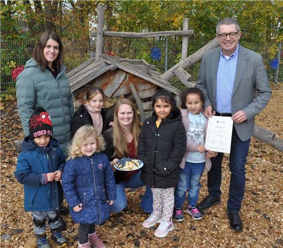 Anke Breuer (links), Fachberaterin der städtischen Kindertageseinrichtungen der städtischen Jugendhilfe, und der Erste Beigeordnete Hans Dieter Wirtz (rechts) gratulieren den Kita-Kindern und Kita-Leiterin Andrea Kutsch (5.v.l.) zur Auszeichnung. Foto: Stadt Meckenheim