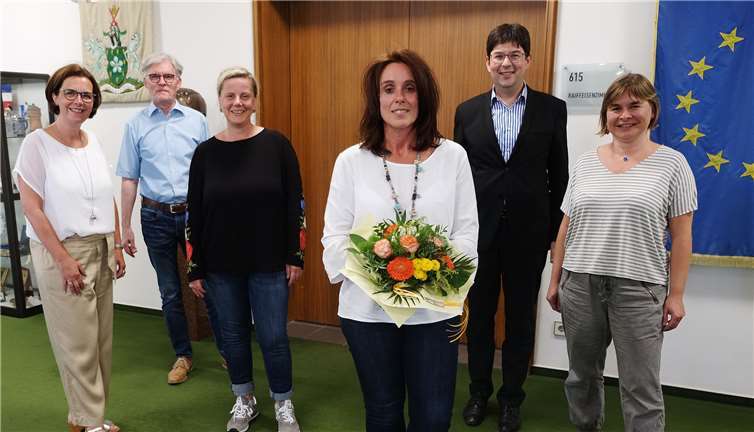 Anke Dierdorf, die die Gesamtleitung der städtischen Kindertagesstätten innehat, Jugend- und Sozialamtsleiter Wolfgang Hartmann, Kinderplanet-Leiterin Anja Schäfer, Jubilarin Alexandra Müller, Bürgermeister Michael Mang und Schäfers Stellvertreterin Tanja Baier. Foto: Stadt Neuwied