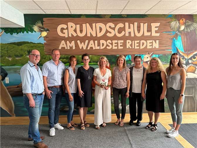 Anke Groß (Mitte) im Kreis ihrer ehemaligen Kolleginnen und Riedens Ortsbürgermeister Andreas Doll (links) sowie VG-Bürgermeister Jörg Lempertz.  Foto: VG-Verwaltung Mendig/Pauly