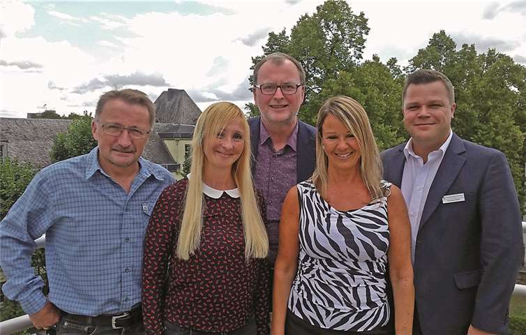 Anke Hartenfels (2. von links) feierte ihr Dienstjubiläum bei der Agentur für Arbeit Neuwied gemeinsam mit Personalratsvorsitzendem Volker Born, Agenturleiter Karl-Ernst Starfeld, ihrer Kollegin und Schwester Silke Hartenfels und ihrem Teamleiter Thomas Börß.privat