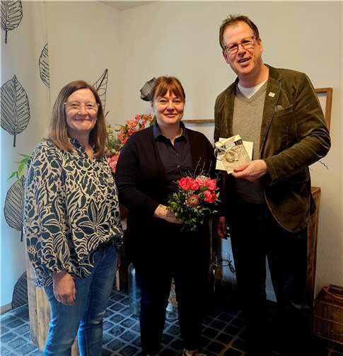 Anke Hillen (l.) und Projekt 3-Geschäftsführer Uwe Berens gratulierten ihrer sympathischen und kompetenten Kollegin Claudia Bellmund.  Foto: Projekt 3 gGmbH