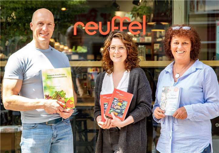 Anke Jorzig (r.) nahm für den Kinderschutzbund die Spende von Stefan Rhein entgegen. Mit den beiden freute sich Anna Scholl von der Buchhandlung Reuffel, die den Autor beim Verkauf seiner Kochbücher unterstützt hatte. Foto: privat