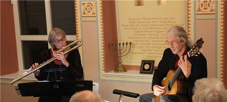 Anke Kreuz und Achim Busch begeisterten als Duo Nuances in der ehemaligen Synagoge Niederzissen.privat