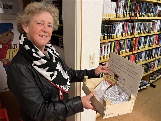 Anke Langer mit der „Saatgutbibliothek“.  Fotos: Bistum Trier