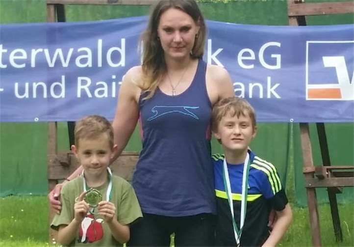 Anke Schirmer mit den beiden Laser Kids Jonathan Schmitt und Jan Schirmer. privat