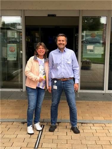 Anke Ungefug übergab 2.100 Euro an Chefarzt Dr. med. Lobitz. Foto: privat